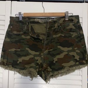 American Eagle Camo Hugh Waisted Shorts
